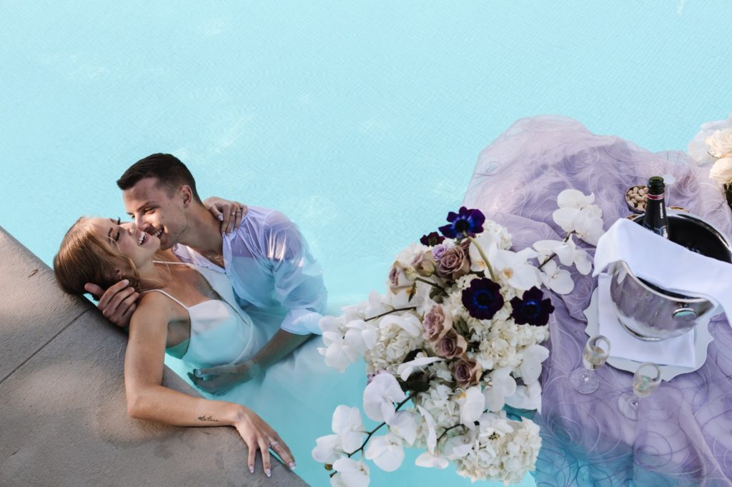 In questa foto uno shooting di matrimonio con una coppia di sposi in piscina organizzato da Diana Da Ros Wedding Planner