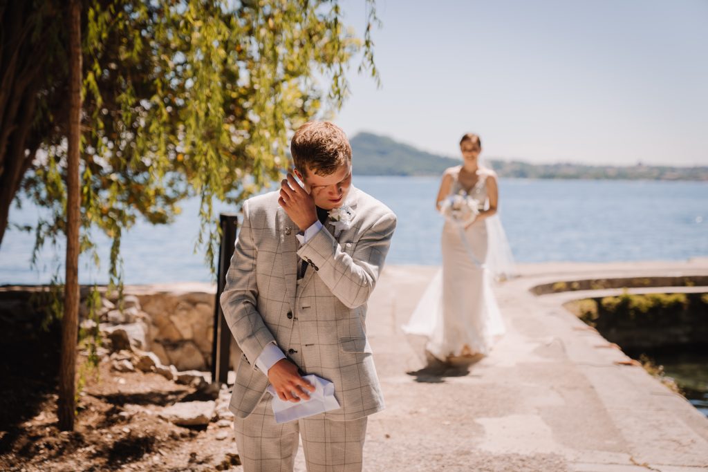 In questa foto uno sposo commosso prima dell'arrivo della sposa