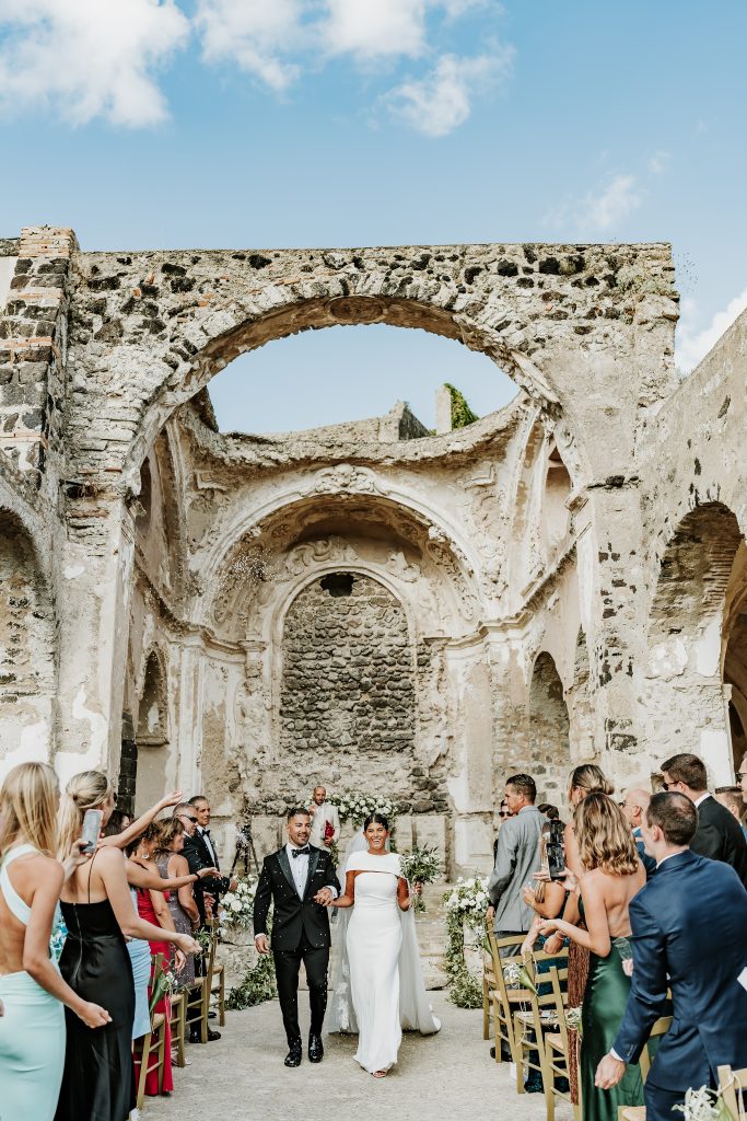 In questa foto un matrimonio intimo con rito civile in una location storica di Ischia organizzato da Diana Da Ros Wedding Planner