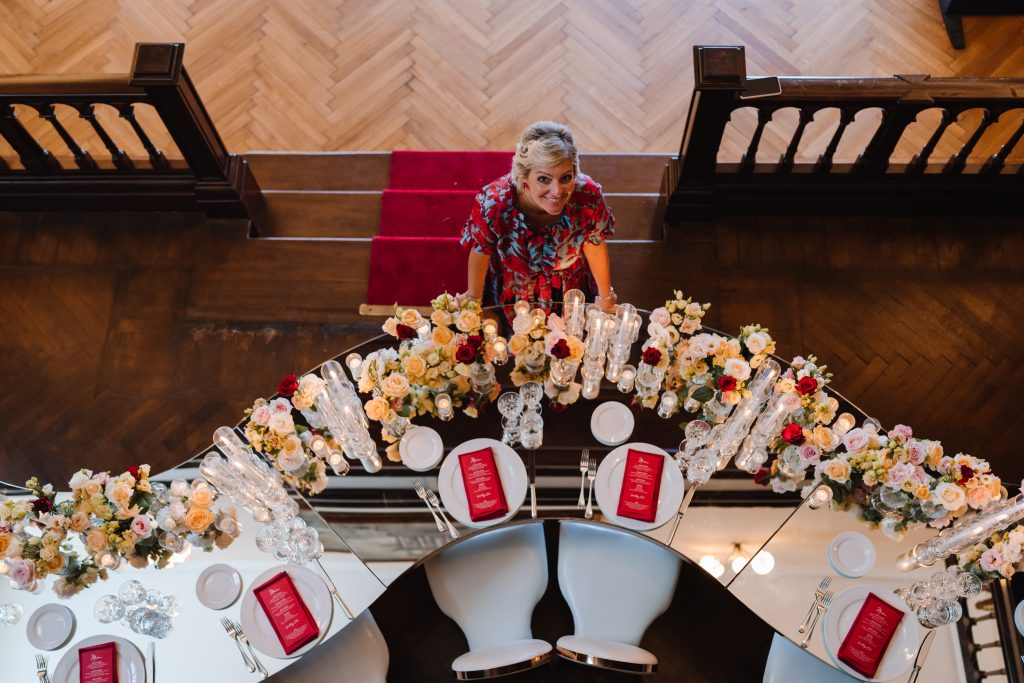 In questa foto Diana Da Ros Wedding Planner con un allestimento di matrimonio sui toni del rosso