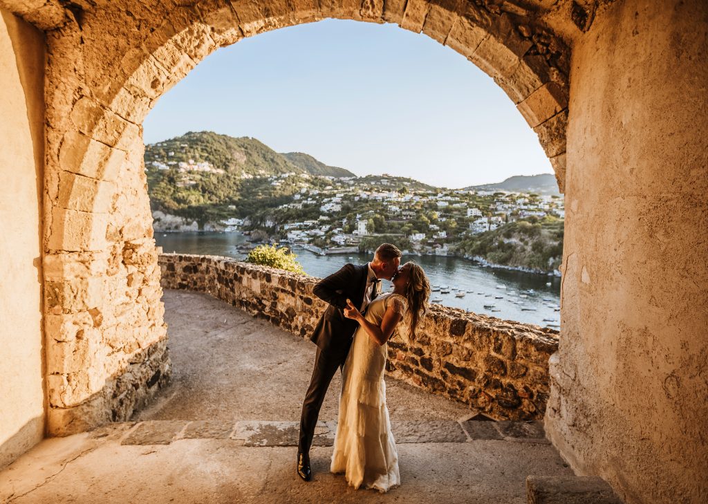 In questa foto una coppia di sposi davanti al belvedere di Ischia, una delle location preferite di Diana Da Ros Wedding Planner