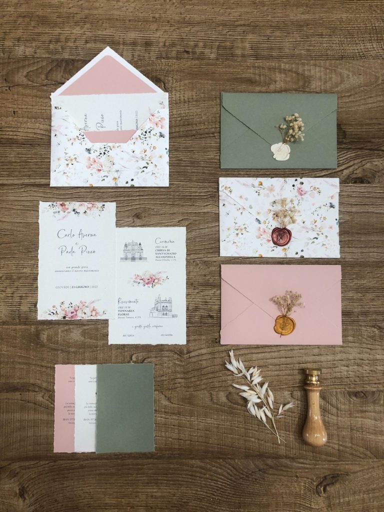 In questa foto la stationery per il matrimonio di Paola Pizzo, direttrice di Sposi Magazine. Lei e il marito Carlo hanno scelto buste in carta organica e interamente strappate a mano, di tre colori diversi: rosa, verde e a fiori