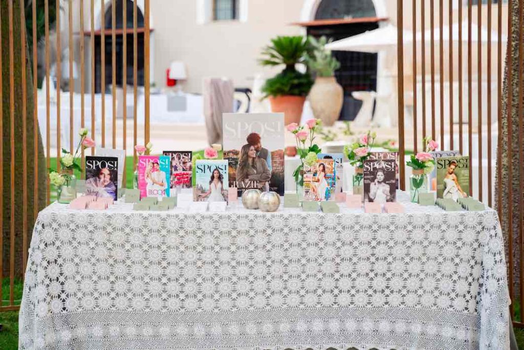 In questa foto il tableau de mariage realizzando con le miniature delle copertine dei diversi numeri della rivista Sposi Magazine. Gli sposi hanno aggiunto una finta cover, con una loro foto e dei messaggi di ringraziamento per gli invitati