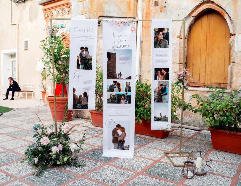 In questa foto il banner con il racconto per immagini e parole della storia d'amore di Paola Pizzo e Carlo Averna: gli sposi li hanno fatto realizzare ad hoc ed è stato posto all'ingresso della Tonnara Florio