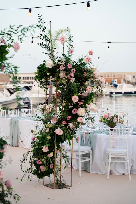 In questa foto un totem floreale, realizzato da Maria Mannino con rose rosa, peonie, dalie e astilbe. E' uno dei 4 totem che si trovavano al centro della banchina della Tonnara Florio di Palermo, dove è stato celebrato il matrimonio della direttrice di Sposi Magazine, Paola Pizzo 