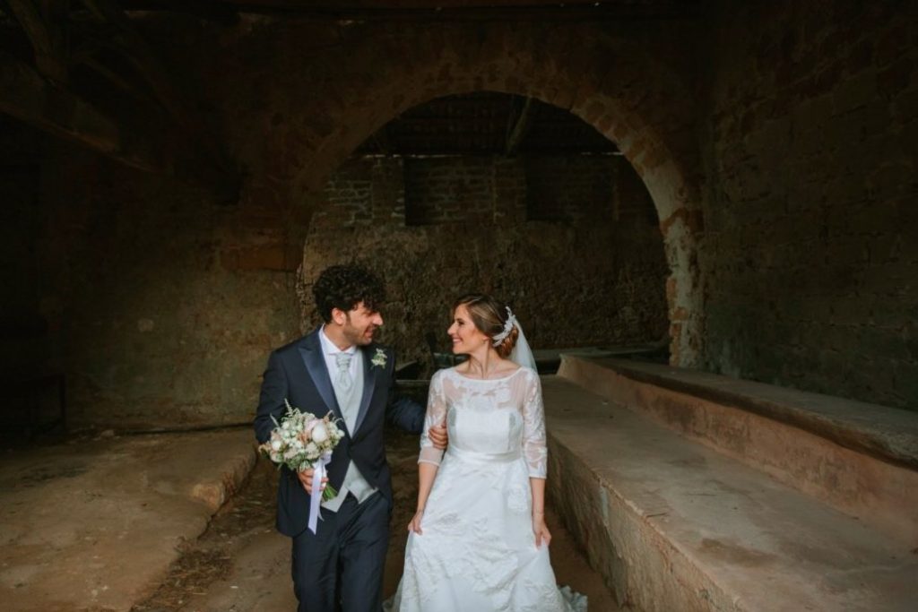 In questa foto di Vincenzo Aluia, Paola e Carlo si guardano durante la photo session per l'album di nozze