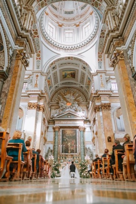 In questa foto di Vincenzo Aluia, una veduta totale della chiesa di Sant'Ignazio all'Olivella, a Palermo, mentre gli sposi sono seduti all'altare intenti a seguire la messa del loro matrimonio