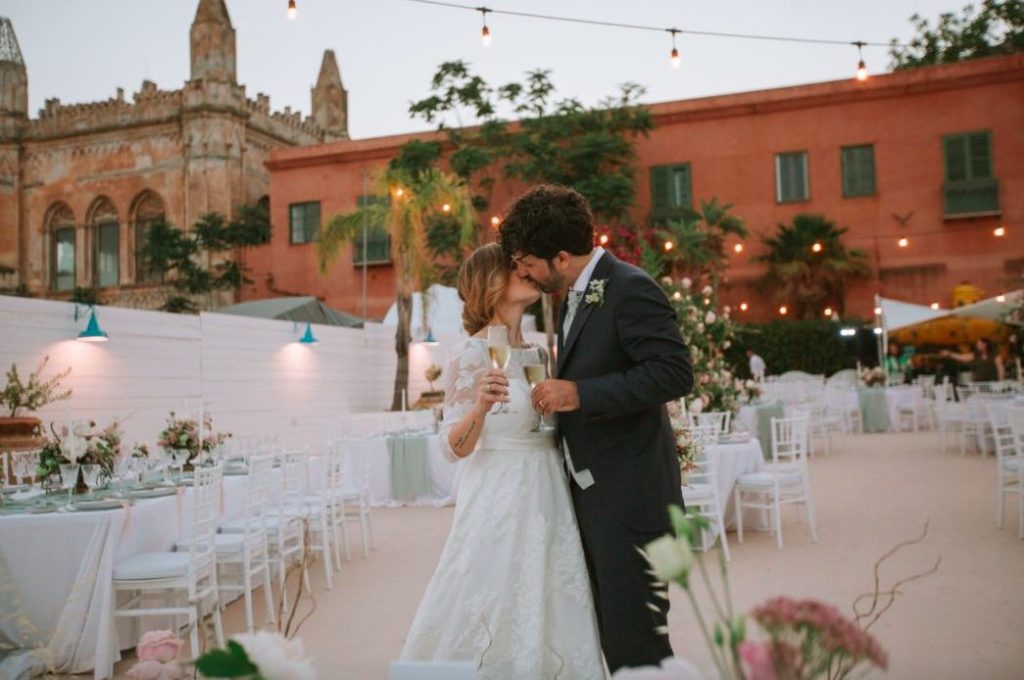 In questa foto di Vincenzo Aluia, la direttrice di Sposi Magazine, Paola Pizzo, mentre si bacia con il marito Carlo. I due sono sulla banchina della Tonnara Florio di Palermo, la location scelta per il loro ricevimento di nozze