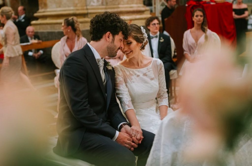 In questa foto di Vincenzo Aluia, la direttrice di Sposi Magazine, Paola Pizzo, e il marito Carlo in chiesa, durante la celebrazione del rito religioso nel giorno del loro matrimonio