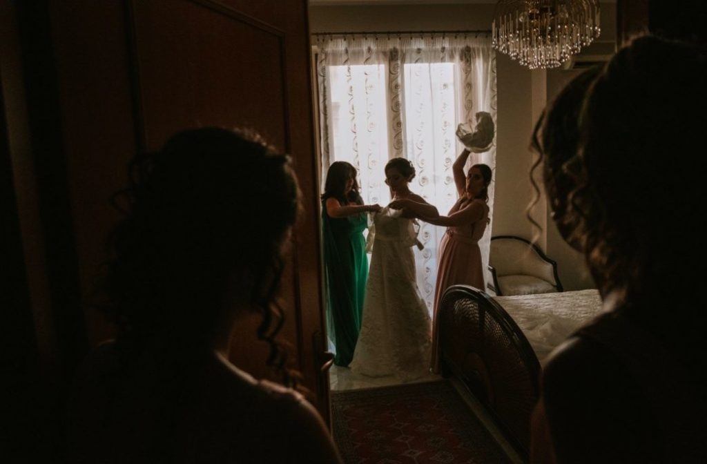 In questa foto la sorella della direttrice Paola lancia per aria la sottoveste, prima che lei indossi il suo abito da sposa