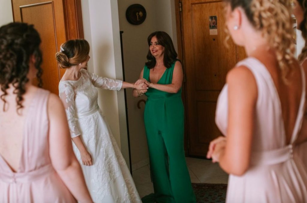 In questa foto la direttrice di Sposi Magazine, Paola Pizzo, tiene per mano Chiara Vitale, la stilista che ha realizzato i suoi due abiti da sposa e che era presente anche il giorno delle nozze