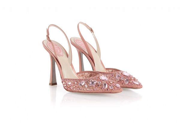 In questa foto, scarpe sposa gioiello in rosa brillante, il colore della Biodiversità di Pantone 
