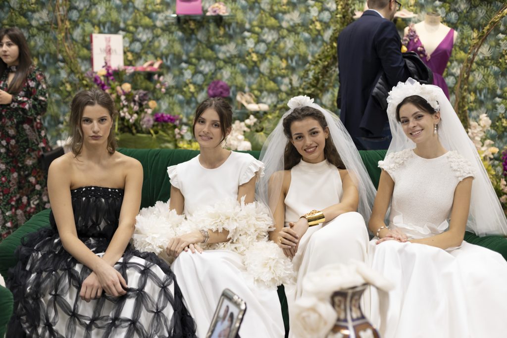 in questa foto modelle vestite con gli abiti da sposa e cerimonia Le Fate Milano nello spazio Gioia 12