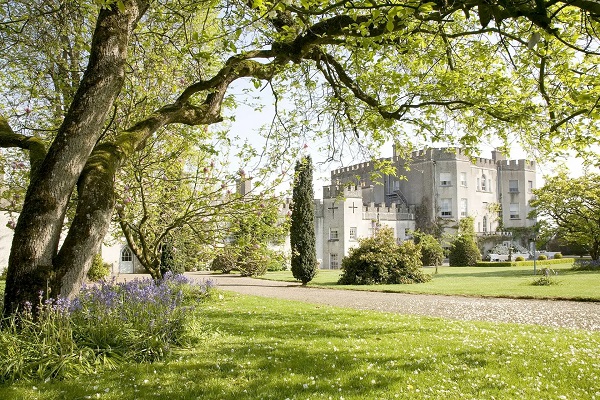 In questa foto, la veduta di un castello dall'esterno circondato da un grande parco, un'ottima location per un matrimonio stile Bridgerton 