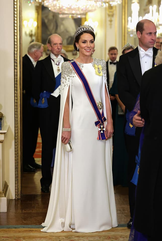 In questa foto Kate Middleton al gala di debutto da principessa: indossa un lungo abito da sposa bianco, con inserti sparkling sulle spalline, della stilista Jenny Packham 