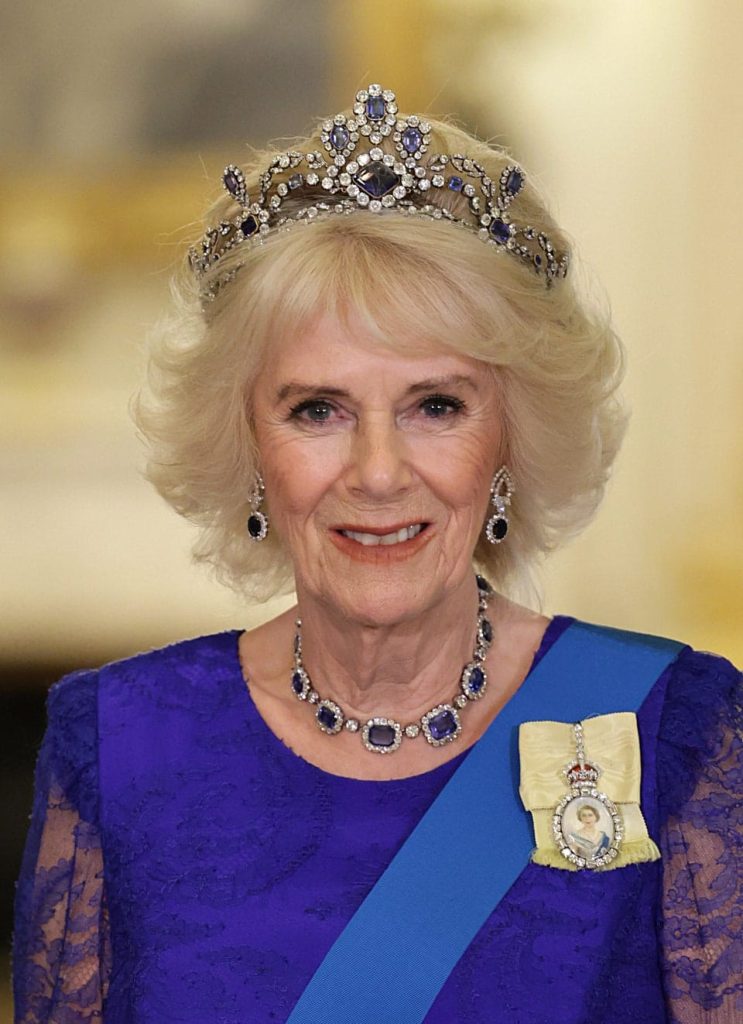 In questa foto la regina consorte Camilla con un abito di pizzo blu di Brice Oldfield e la tiara Queen's Belgian Sapphire