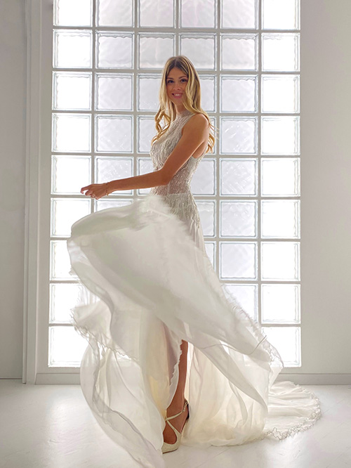 in questa foto un abito da sposa della collezione Shiny di Le Fate Milano