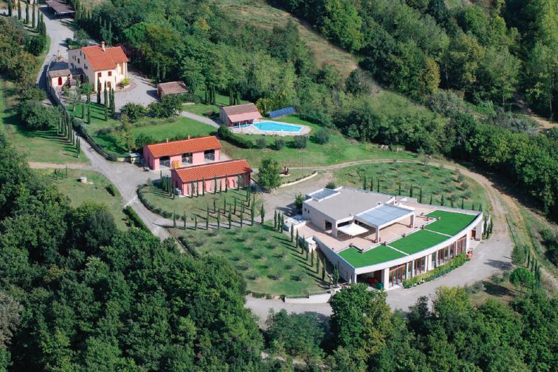 In questa foto una veduta aerea dell'azienda agricola e vitivinicola Le Palaie, nel pisano, oggi anche location per matrimoni