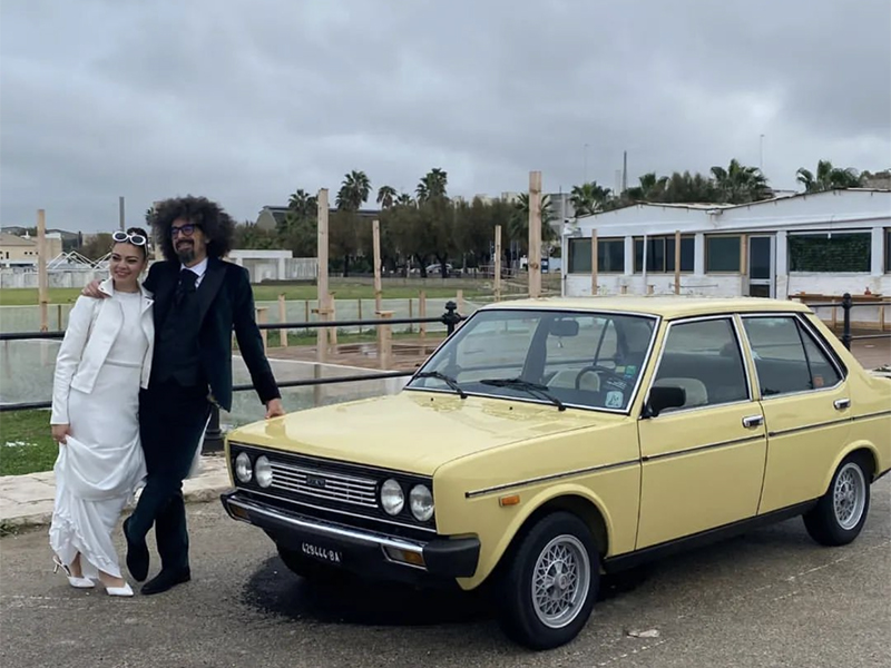 Il matrimonio di Caparezza e Albina con la macchina gialla vintage