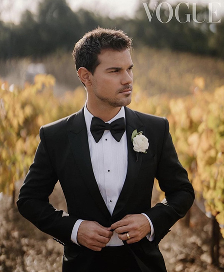 In questa foto  Taylor Lautner in smoking