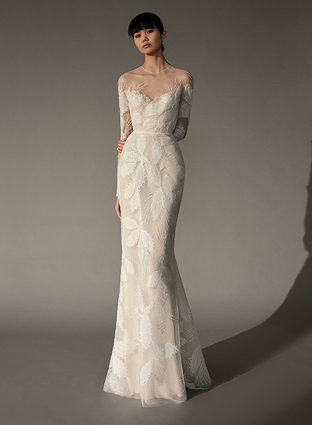 In questa foto la modella indossa un abito da sposa  Elie Saab con trasparenze e decori di perline