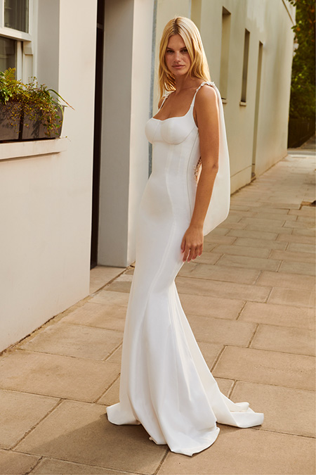 In questa foto la modella indossa un abito da sposa a sirena di Galia Lahav 2023