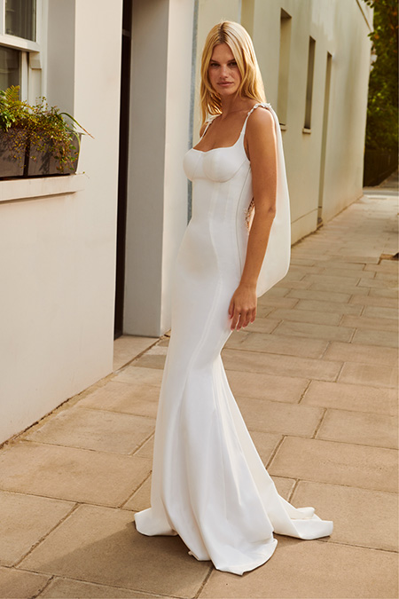In questa foto la modella indossa un abito da sposa a sirena di Galia Lahav 2023