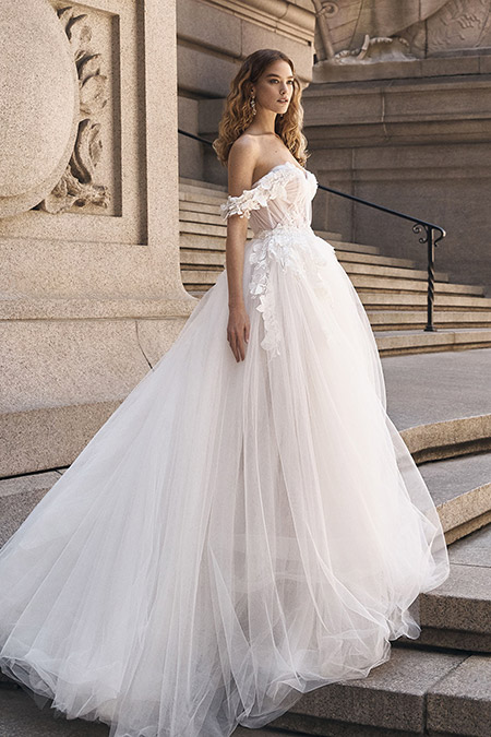 In questa foto la modella indossa un abito da sposa della New York Bridal Fashion Week firmato Inbal Dror con gonna ampia di tulle