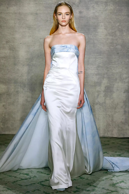 In questa foto la modella indossa un abito da sposa colorato bianco e celeste a sirena