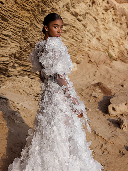 In questa foto la modella indossa un abito da sposa  Pnina Tornai con decoro floreale tridimensionale