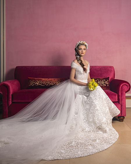 In questa foto la modella indossa un abito da sposa  ampio di pizzo Reem Acra