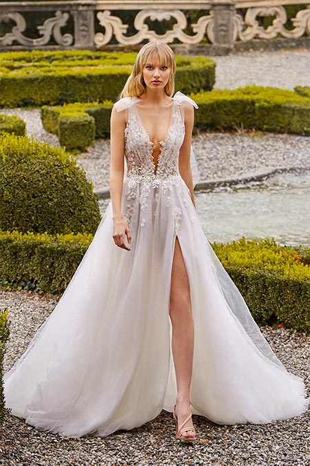 In questa foto la modella indossa un abito da sposa della New York Bridal Fashion Week con profondo scollo a V e spacco