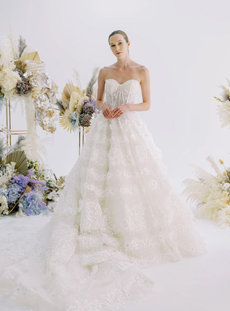 In questa foto la modella indossa un abito da sposa della New York Bridal Fashion Week con corsetto steccato
