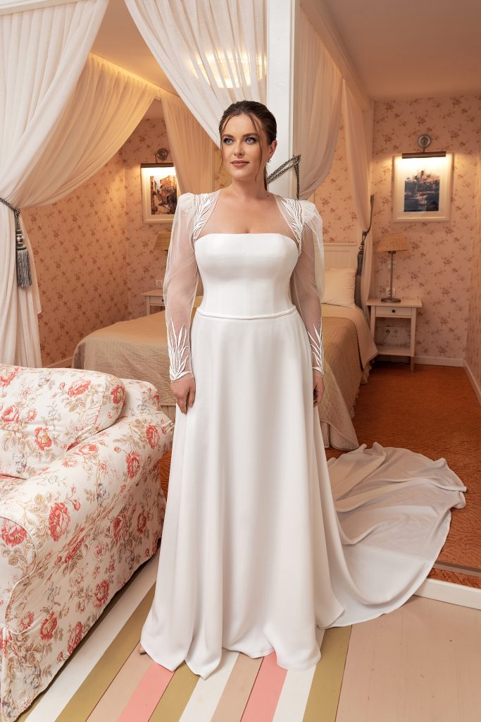 Uno degli abiti da sposa curvy 2023 che fa parte della nuova collezione sposa Papilio. Un modello a stile impero dal tessuto leggero.