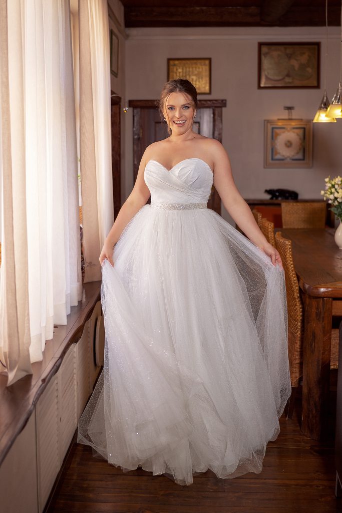 Un abito da sposa da vera principessa con tessuto che brilla e cintura preziosa della nuova collezione di Papilio. 