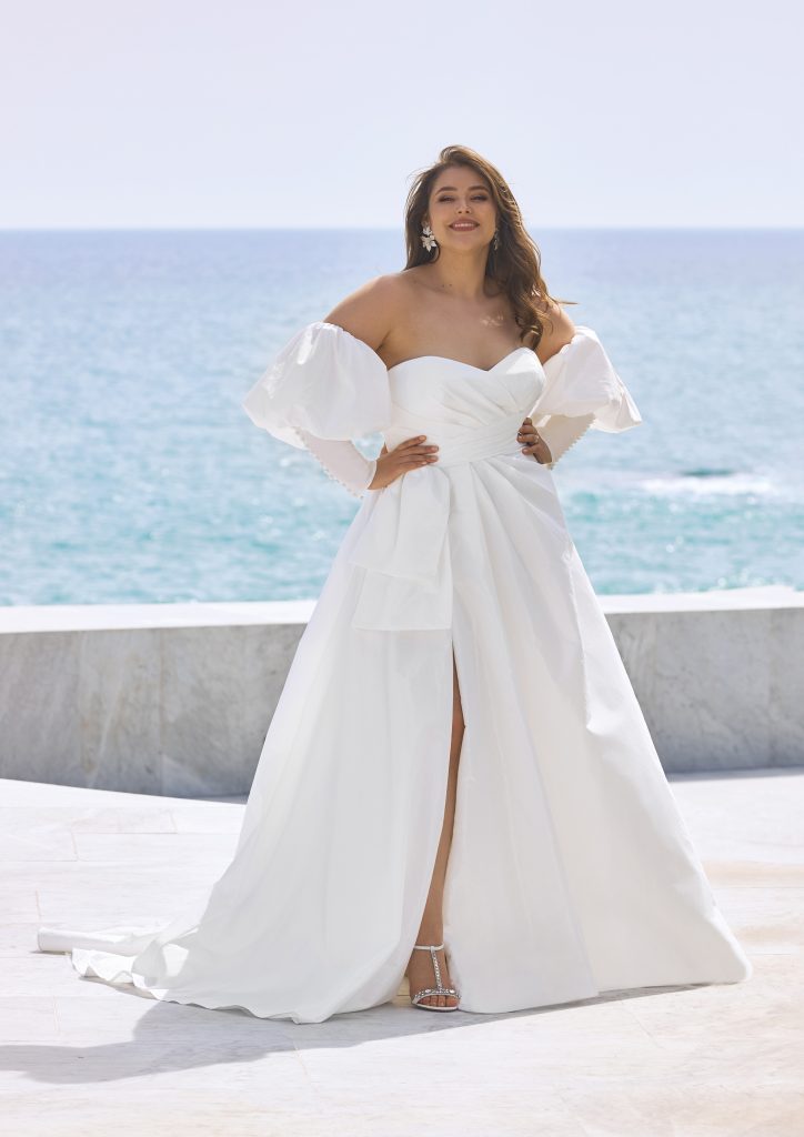Un abito da sposa con spacco e maniche staccabile della nuova collezione di Pronovias. 