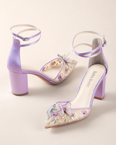 In questa foto, scarpe da sposa color glicine 