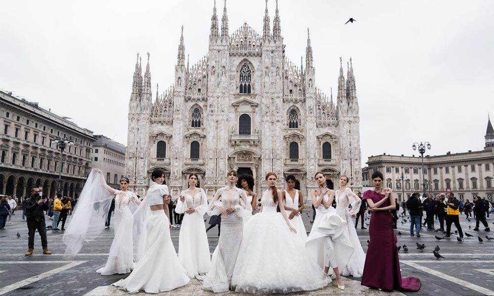 in questa foto le modelle di Sì Sposaitalia Collezioni 2023 davanti al Duomo di Milano