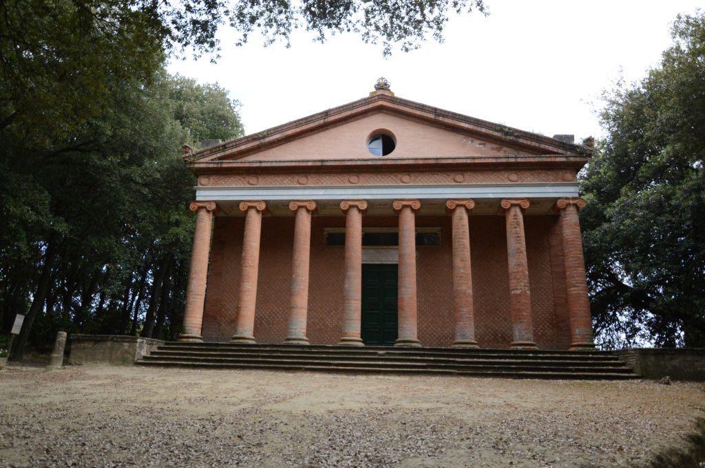 In questa foto la faccia del Tempio di Minerva Medica, a Montefoscoli, oggi adibito alla celebrazione di riti civili