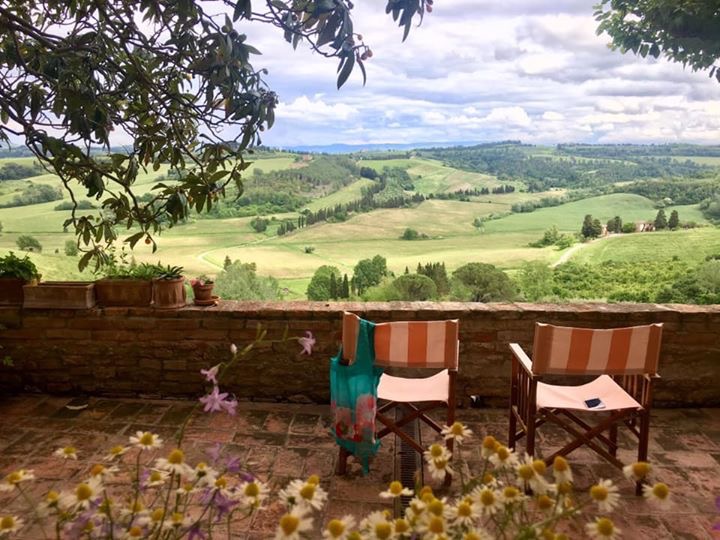 In questa foto due sedie su una terrazza naturale che affaccia sulle colline verdi dei dintorni di Pisa
