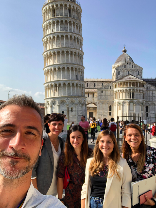 In questa foto il gruppo di giornalisti e blogger, insieme a Chiara Gheri di Tuscany for Weddings e alla guida Alessandro Bargagna davanti alla torre di Pisa, in piazza dei Miracoli
