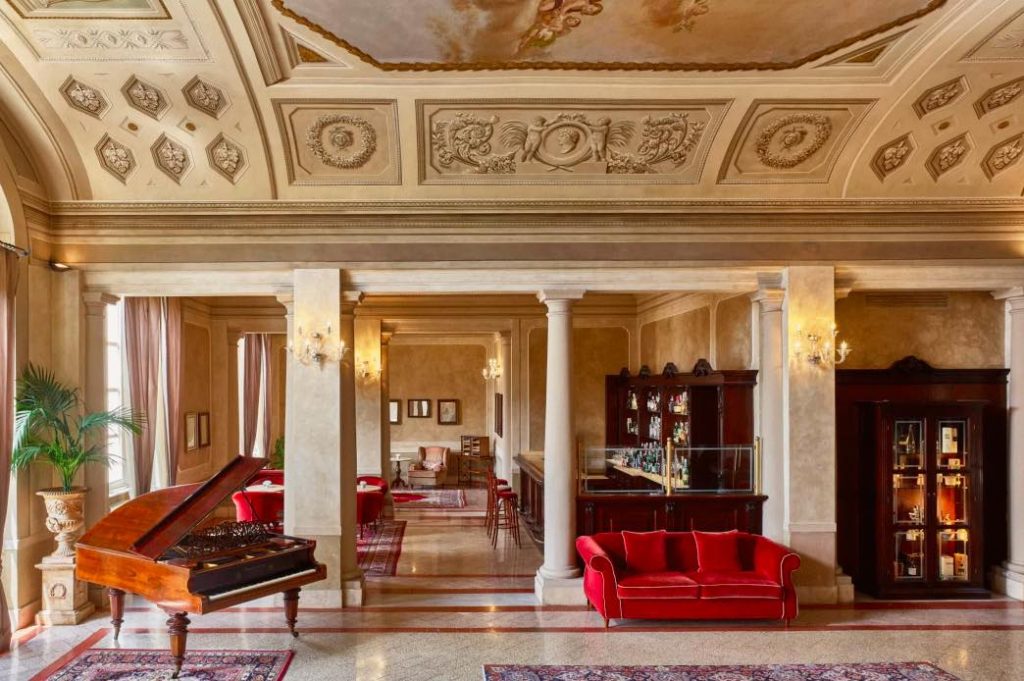 In questa foto una veduta della sala interna di Bagni di Pisa che ospita il Bar Shelley: pavimenti in marmo, tetti affrescati e un pianoforte riscaldano l'atmosfera