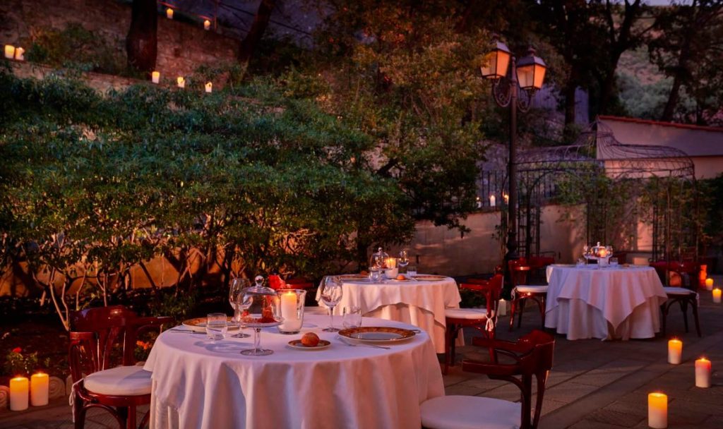 In questa foto tavoli rotondi e candele sulla splendida terrazza "Corte Byron" dei Bagni di Pisa. L'hotel è un'eccellente location per matrimoni in Toscana