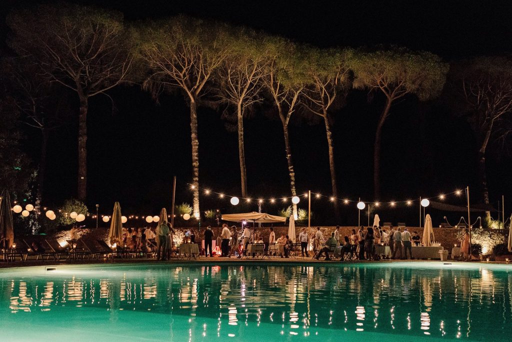 In questa foto il momento dance di un party di nozze organizzato intorno ad una delle due piscine esterne - quella più grande - che ci sono a Borgo Colleoli 