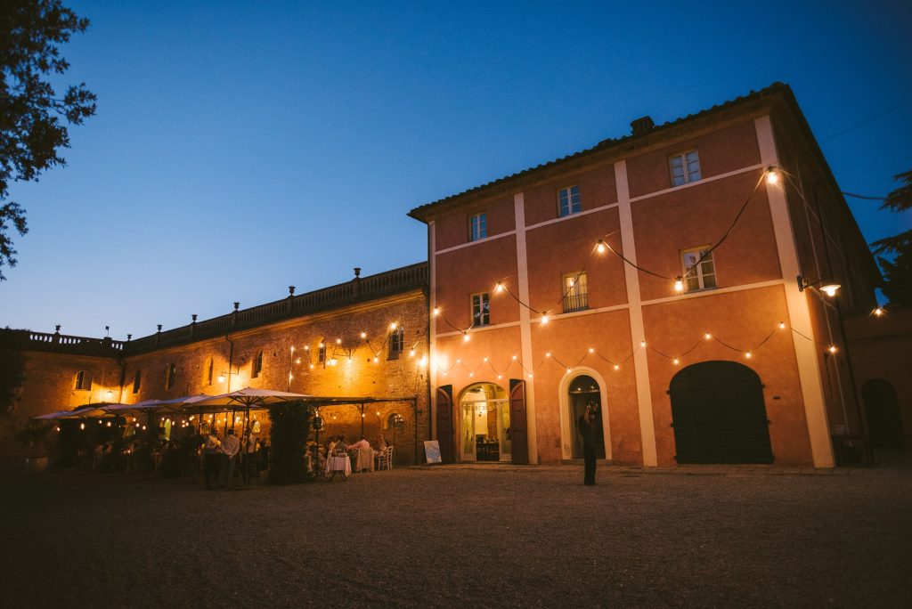 In questa foto la facciata illuminata di sera di Borgo Colleoli
