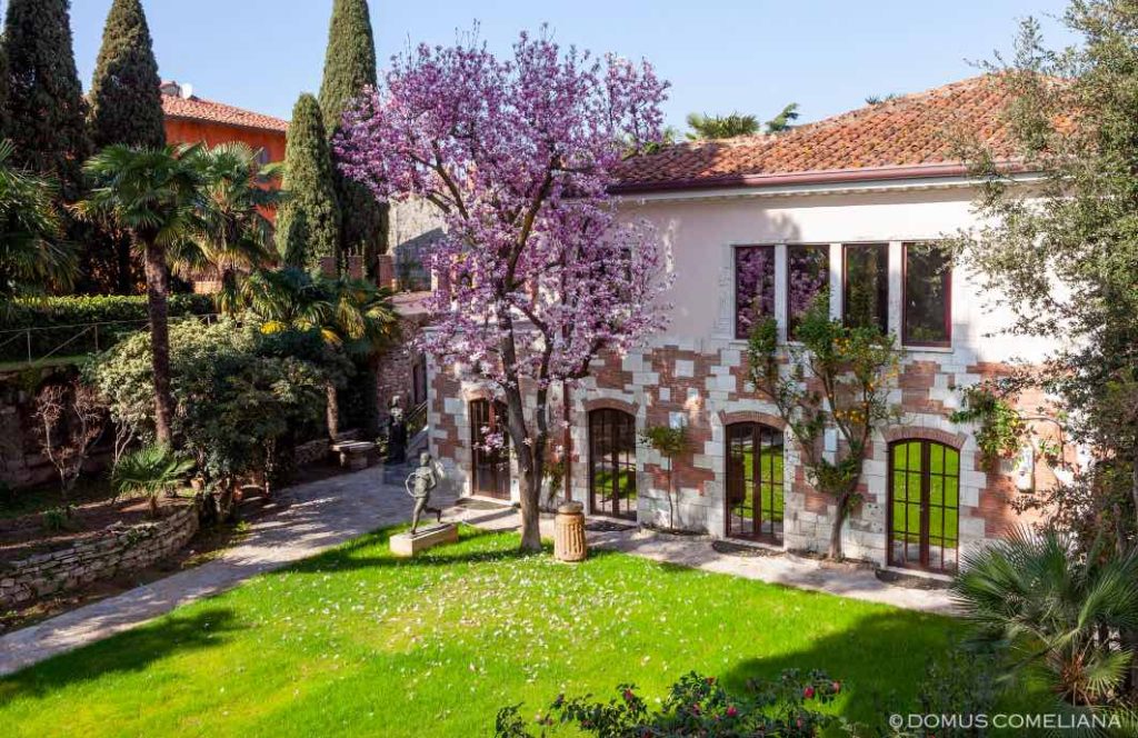 In questa foto la veduta della facciata principale e del giardino in primavera della Domus Comeliana, location per matrimoni a Pisa