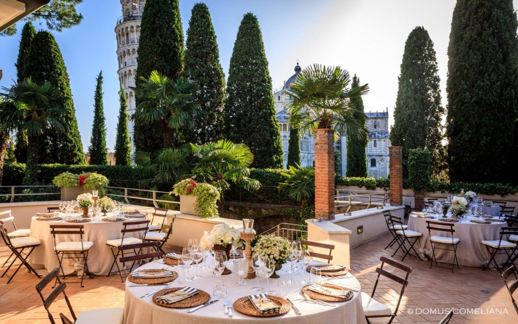 In questa foto tavoli rotondi allestiti per un ricevimento sulla terrazza della Domus Comeliana che guarda alla Torre di Pisa