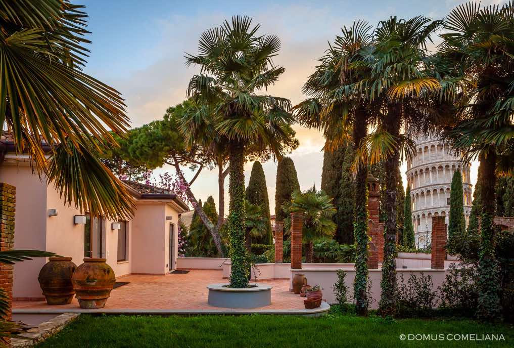 In questa foto la splendida terrazza della Domus Comeliana, con una vista più unica che rara: la torre di Pisa incorniciata trai salici