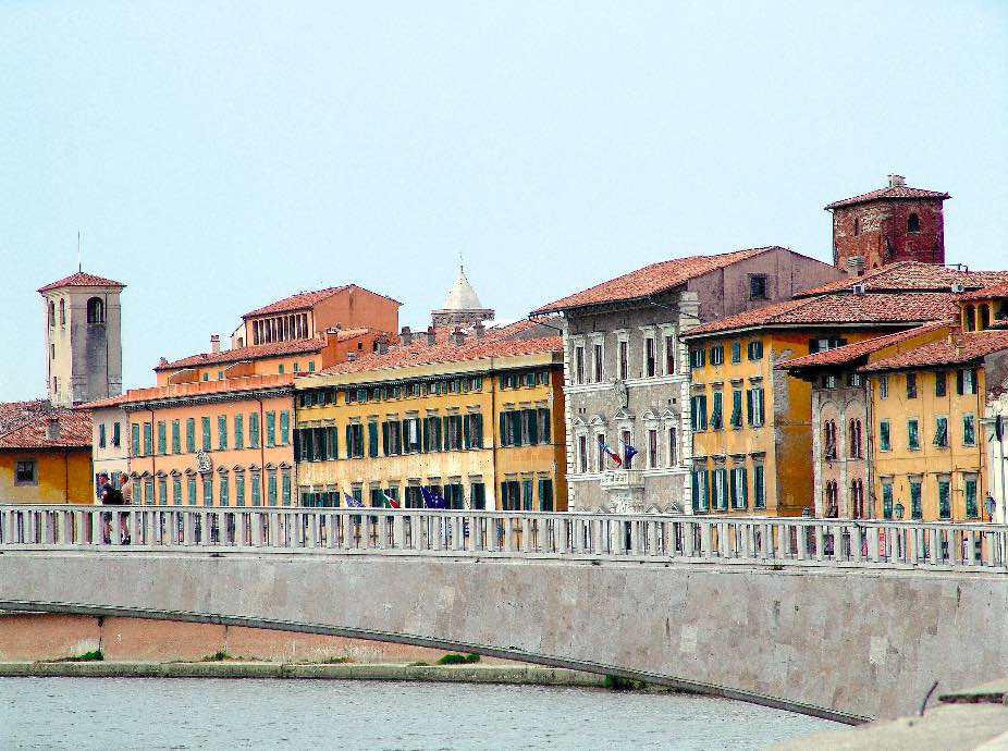In questa foto uno dei ponti sul Lungarno di Pisa. Sullo sfondo le case colorate che corrono lungo il fiume