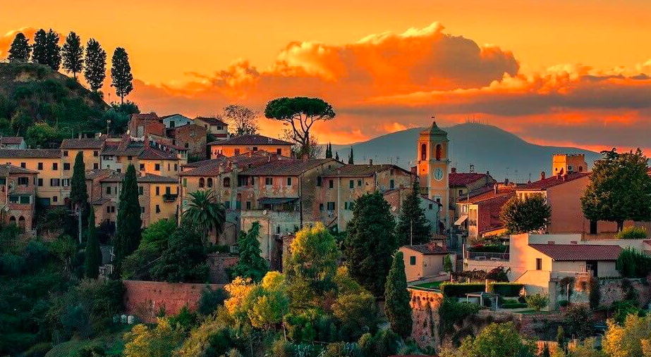 In questa foto una veduta paesaggistica di Palaia, nelle terre di Pisa, al tramonto